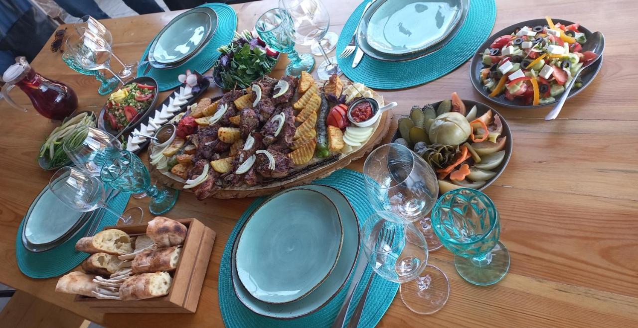 Berkri Gastro Yard & Guest House Yenokavan Exterior foto