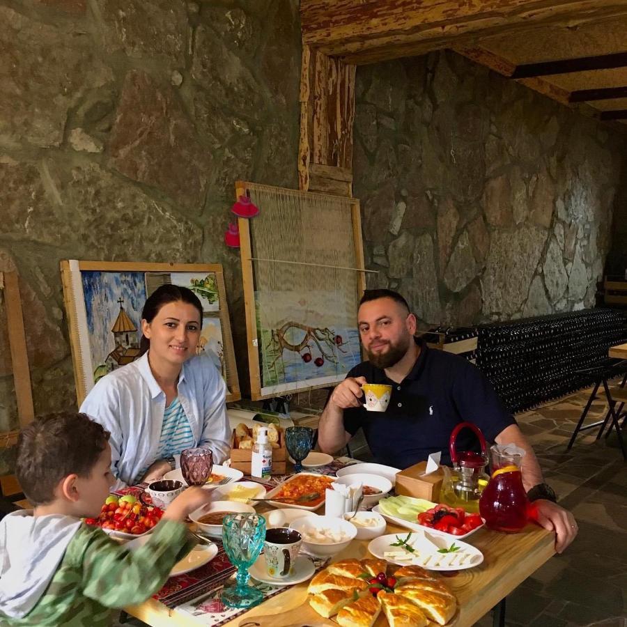 Berkri Gastro Yard & Guest House Yenokavan Exterior foto
