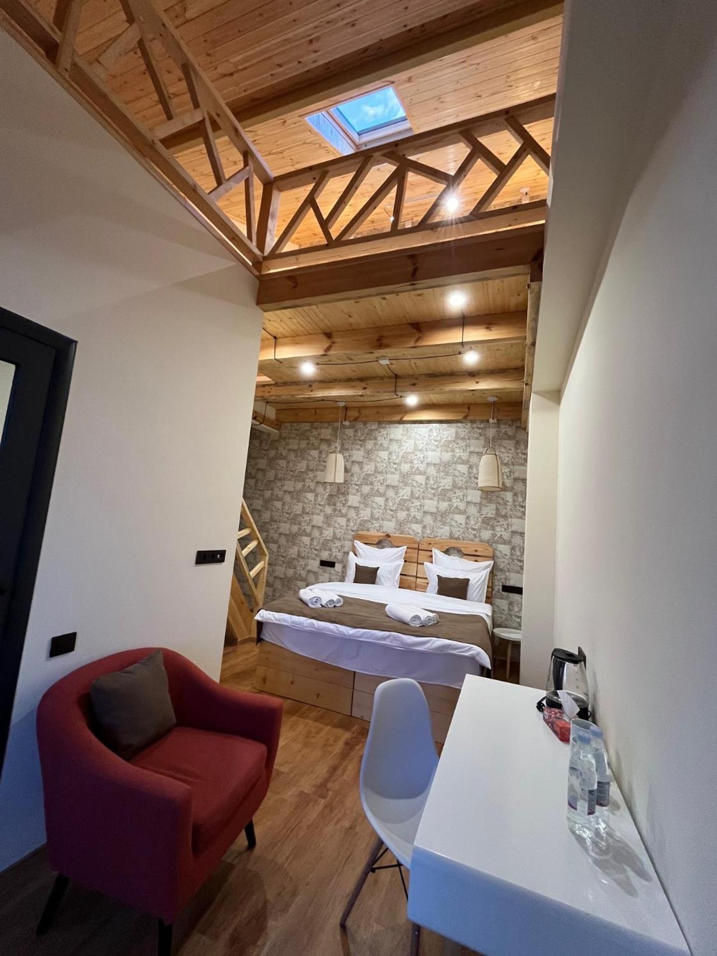 Berkri Gastro Yard & Guest House Yenokavan Exterior foto
